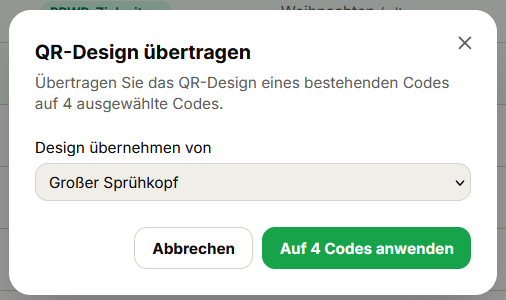 Vorschläge für die Metadaten
Slug: qr-codes-massenbearbeitung
SEO-Titel (58 Zeichen): QR-Codes gesammelt bearbeiten: Massenbearbeitung erklärt
Meta-Beschreibung (153 Zeichen): Firmendaten, Design oder Zielseite bei vielen QR-Codes auf einmal ändern: was die Massenbearbeitung kann, wann sie sich lohnt und was sie Ihnen erspart.
Hundert QR-Codes, eine Änderung: So funktioniert die Massenbearbeitung
Wer die PPWR ernst nimmt, hat schnell nicht mehr drei QR-Codes, sondern dreißig. Oder dreihundert. Jede Verpackung, jede Größe, jede Variante bekommt ihren eigenen Code mit eigener Zielseite. Das ist richtig so, denn die Pflichtangaben gehören zur einzelnen Verpackung.
Spannend wird es in dem Moment, in dem sich etwas ändert, das alle Codes betrifft. Die Firma zieht um. Die Service-Adresse für Rückfragen wechselt. Das Logo wird überarbeitet. Dann stehen Sie vor der Frage: Jeden Code einzeln öffnen, ändern, speichern? Bei zwanzig Codes ist das ein lästiger Nachmittag. Bei zweihundert ist es ein Fehlerrisiko, das sich niemand leisten sollte.
Genau dafür gibt es die Massenbearbeitung.
Was die Massenbearbeitung ist
Sie wählen in Ihrer QR-Code-Übersicht beliebig viele Codes per Häkchen aus und ändern bestimmte Inhalte für alle auf einmal. Die ausgewählten Codes übernehmen die Änderung sofort, die gedruckten QR-Codes auf Ihren Verpackungen bleiben dabei unverändert. Neu gedruckt wird nichts.
Damit Sie die richtigen Codes schnell finden, lässt sich die Liste filtern: nach Titel oder Verpackungs-ID, nach Zieltyp (PPWR-Zielseite, externe Weiterleitung oder Datei) und nach Kategorie. Pro Durchgang können Sie bis zu 100 Codes bearbeiten.
Welche Möglichkeiten es gibt
1. Zielseiten-Inhalte zentral ändern
Das ist der wichtigste Hebel. Sie ändern die Angaben, die auf vielen Scan-Seiten identisch sind:
Angaben zum Erzeuger der Verpackung: Firmenname, Straße, PLZ und Ort
Elektronischer Kontakt: zum Beispiel eine neue Service-Adresse oder Website
Überschrift und Mini-Überschrift der Scan-Seite
Einzelne Felder mit gleicher Bezeichnung, etwa „Material" oder „Qualität", über alle ausgewählten Codes hinweg
Wichtig dabei: Individuelle Angaben wie Verpackungs-ID oder Artikelnummer bleiben unangetastet. Sie überschreiben nur das, was Sie bewusst auswählen.
2. Seiten-Design vereinheitlichen
Hintergrundfarbe, Akzentfarbe, Kartenstil, Schriftart, Ausrichtung des Kopfbereichs, automatische Übersetzung und ein globales Logo lassen sich für alle ausgewählten Scan-Seiten gleichzeitig setzen. Auch hier gilt: Nur die Felder, die Sie aktivieren, werden überschrieben. Alles andere bleibt, wie es ist.
3. QR-Design übertragen
Sie haben einen Code gestaltet, der genau Ihrem Corporate Design entspricht, mit Farben, Formen der Eckmarkierungen und Logo in der Mitte? Dann wählen Sie ihn als Vorlage und übertragen das Design mit einem Klick auf alle anderen ausgewählten Codes.
4. Ordnen und aufräumen
Codes lassen sich gesammelt in Kategorien und Ordner verschieben, zum Beispiel nach Produktlinie, Kunde oder Werk. Nicht mehr benötigte Codes können Sie gebündelt in den Papierkorb legen. Sie bleiben dort weiterhin scanbar und lassen sich wiederherstellen. Eine Verpackung, die noch irgendwo im Umlauf ist, führt also nie ins Leere.
Welche Vorteile das bringt
Zeit. Eine Adressänderung für 150 Codes dauert wenige Minuten statt mehrerer Stunden. Und sie lässt sich sofort erledigen, statt irgendwann, wenn gerade Luft ist.
Einheitlichkeit. Beim Einzelbearbeiten schleichen sich fast zwangsläufig Unterschiede ein: ein Tippfehler in der Postleitzahl hier, eine alte Telefonnummer dort. Bei der Massenbearbeitung steht auf allen Seiten derselbe, geprüfte Text.
Rechtssicherheit. Nach der PPWR müssen Angaben wie Name, Postanschrift und elektronischer Kontakt stimmen, und zwar auf jeder Verpackung. Eine veraltete Adresse auf einem Teil Ihrer Codes ist kein Schönheitsfehler, sondern eine fehlerhafte Pflichtangabe. Wer zentral ändert, schließt diese Lücke.
Nachvollziehbarkeit. Jede Änderung wird pro Code in der Versionshistorie gespeichert und als Massenbearbeitung gekennzeichnet. Fragt eine Behörde nach, was zu einem bestimmten Zeitpunkt auf der Scan-Seite stand, können Sie es belegen, auch für Änderungen, die Sie für hundert Codes auf einmal vorgenommen haben.
Ein stimmiger Markenauftritt. Kunden, die mehrere Ihrer Produkte scannen, sehen überall dasselbe Erscheinungsbild. Das wirkt professionell und schafft Vertrauen, gerade im B2B-Umfeld.
Warum Sie das nutzen sollten
Der eigentliche Vorteil eines dynamischen QR-Codes liegt darin, dass Sie Inhalte ändern können, ohne neu zu drucken. Dieser Vorteil verpufft, wenn das Ändern selbst zum Aufwand wird. Wer vor jeder Anpassung hundert Einzelschritte vor sich hat, schiebt sie auf, und genau so entstehen veraltete Angaben.
Einige typische Anlässe aus der Praxis:
Umzug oder neue Firmierung
neue zentrale Kontaktadresse für Verpackungsfragen
Relaunch des Corporate Designs oder ein neues Logo
Umstellung eines Materials über eine ganze Produktlinie
Aufräumen nach Sortimentsbereinigung
In all diesen Fällen entscheidet die Massenbearbeitung darüber, ob die Änderung heute erledigt ist oder in drei Monaten noch halb.
Für wen sich das lohnt
Die Massenbearbeitung ist ab dem Master-Tarif enthalten. Sie lohnt sich für jedes Unternehmen, das mehr als eine Handvoll Codes pflegt: Hersteller mit breitem Sortiment, Verpackungshändler mit vielen Varianten, Lohnabfüller, die für mehrere Marken arbeiten. Je mehr Codes, desto größer der Unterschied.
So gehen Sie vor
Öffnen Sie in Ihrem Konto Meine QR-Codes und klicken Sie auf Massenbearbeitung.
Filtern Sie die Liste und setzen Sie Häkchen bei den gewünschten Codes, oder wählen Sie alle aus.
Wählen Sie die Aktion: Zielseite, Seiten-Design, QR-Design, Verschieben oder Papierkorb.
Aktivieren Sie nur die Felder, die sich ändern sollen, und tragen Sie die neuen Werte ein.
Bestätigen Sie. Die Änderungen sind sofort auf allen Scan-Seiten live.
Ein Tipp zum Schluss: Legen Sie schon beim Anlegen neuer Codes Kategorien und Ordner an. Je sauberer Ihre Struktur, desto schneller finden Sie später genau die Codes, die eine Änderung betrifft.
Sie möchten die Massenbearbeitung ausprobieren? Im Master-Tarif ist sie enthalten. Bei Fragen erreichen Sie uns jederzeit unter info@ppwr-qrcode.de.